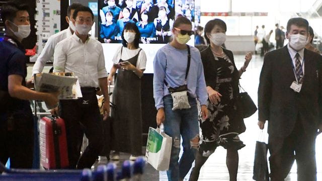 Sprinterin Kristina Timanowskaja auf dem internationalen Flughafen Narita. Sprinterin Kristina Timanowskaja auf dem internationalen Flughafen Narita.