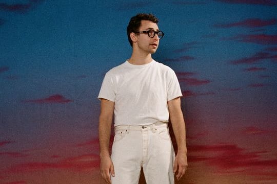 "Take The Sadness Out Of Saturday Night" von den Bleachers strotzt nur so vor Spielfreude.