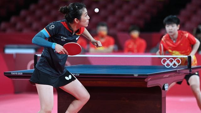 Die deutsche Tischtennisspielerin Han Ying (l) hatte gegen die Chinesin Sun Yingsha keine Chance. Die deutsche Tischtennisspielerin Han Ying (l) hatte gegen die Chinesin Sun Yingsha keine Chance.
