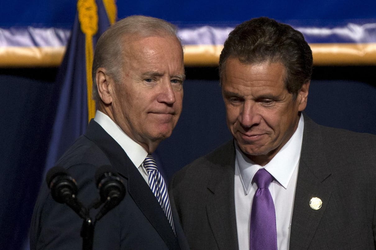 Joe Biden und Andre Cuomo bei einer Podiumsdiskussion 2015 in New York: Der US-Präsident hielt sich in Bezug auf die Vorwürfen gegen den demokratischen Gouverneur lange zurück.