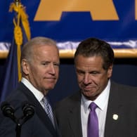 Joe Biden und Andre Cuomo bei einer Podiumsdiskussion 2015 in New York: Der US-Präsident hielt sich in Bezug auf die Vorwürfen gegen den demokratischen Gouverneur lange zurück.
