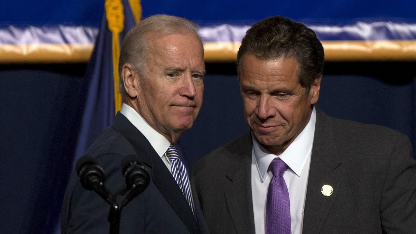 Joe Biden und Andre Cuomo bei einer Podiumsdiskussion 2015 in New York: Der US-Präsident hielt sich in Bezug auf die Vorwürfen gegen den demokratischen Gouverneur lange zurück.