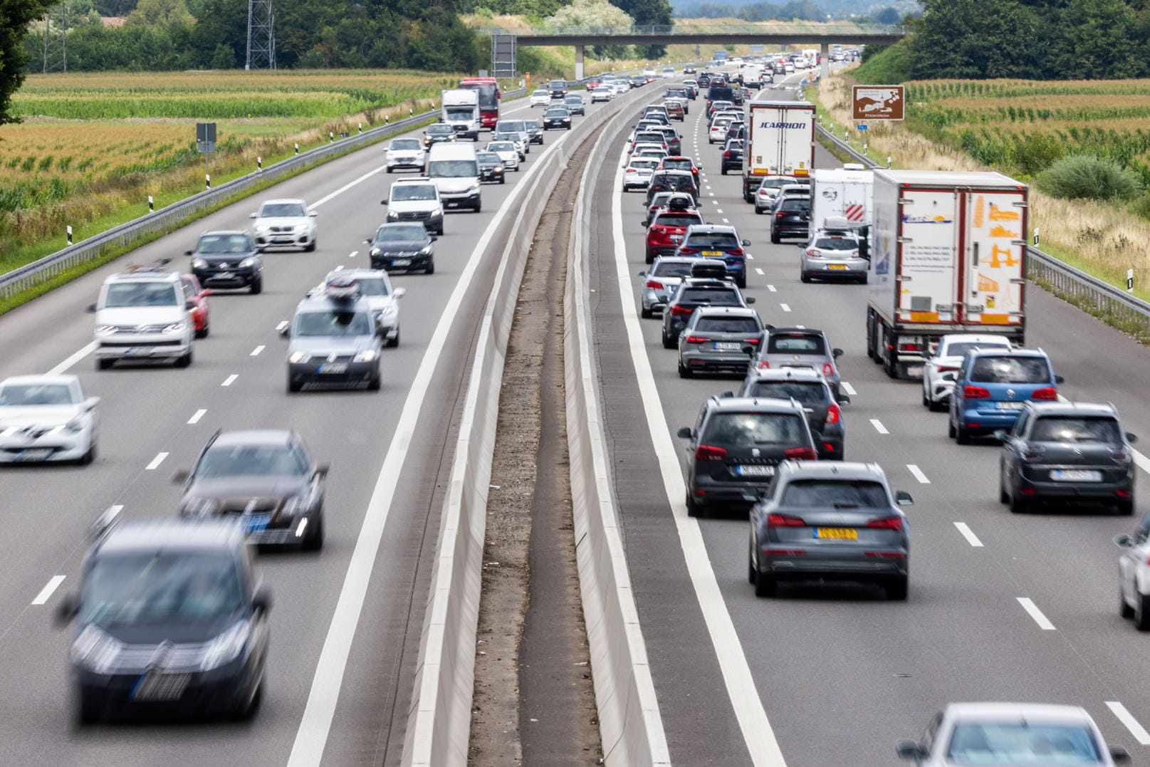 Autos auf der Autobahn (Symbolbild): Einige Autofahrer bestimmter Marken tauchen besonders oft in der Flensburger Verkehrssünder-Kartei auf. Autos auf der Autobahn (Symbolbild): Einige Autofahrer bestimmter Marken tauchen besonders oft in der Flensburger Verkehrssünder-Kartei auf.