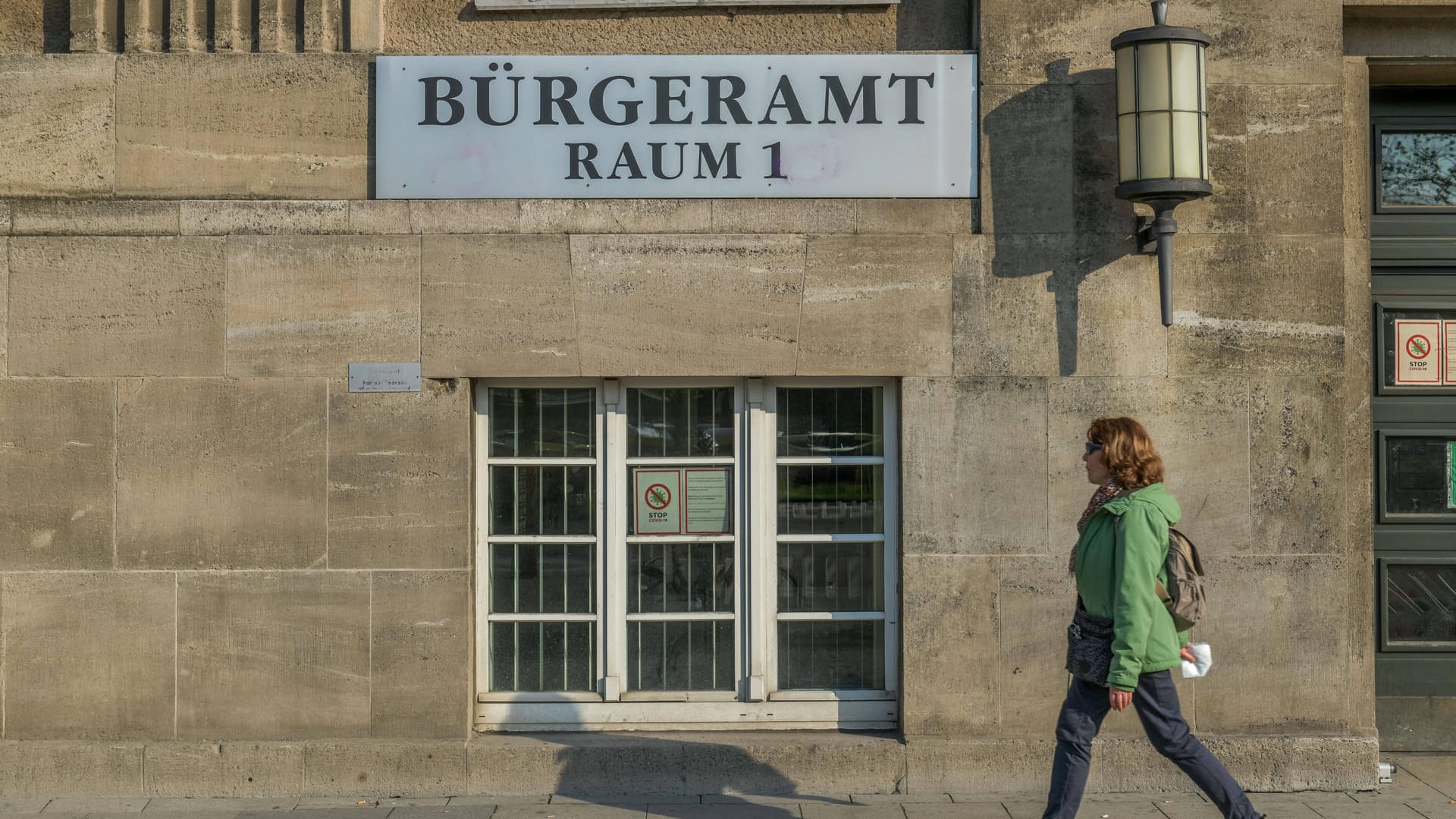 "Bürgeramt" steht auf einem Schild am Rathaus Spandau (Symbolbild): Unter anderem durch die Corona-Pandemie hat sich in den Bürgerämtern ein Termin-Rückstau gebildet.