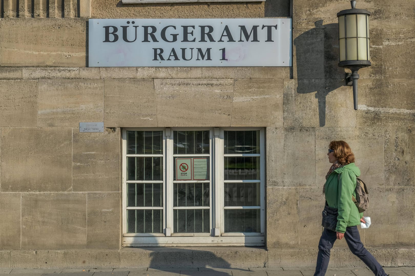 "Bürgeramt" steht auf einem Schild am Rathaus Spandau (Symbolbild): Unter anderem durch die Corona-Pandemie hat sich in den Bürgerämtern ein Termin-Rückstau gebildet.