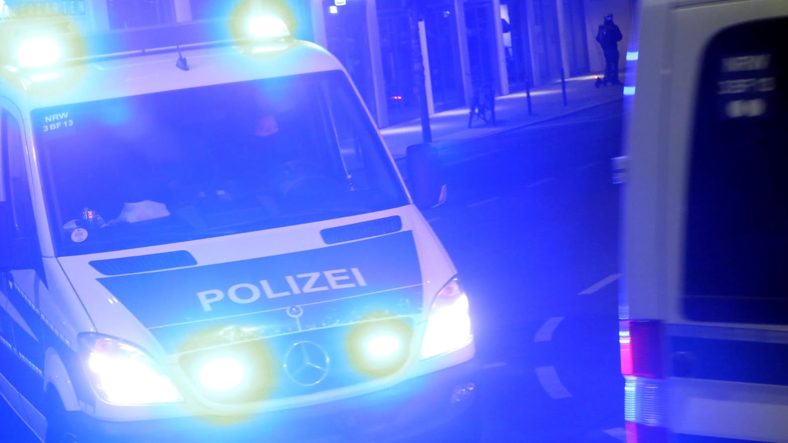 Polizeifahrzeuge im Einsatz: Die Bundesanwaltschaft wirft dem Verdächtigen Kriegsverbrechen, Mord und gefährliche Körperverletzung vor. (Symbolfoto) Polizeifahrzeuge im Einsatz: Die Bundesanwaltschaft wirft dem Verdächtigen Kriegsverbrechen, Mord und gefährliche Körperverletzung vor. (Symbolfoto)