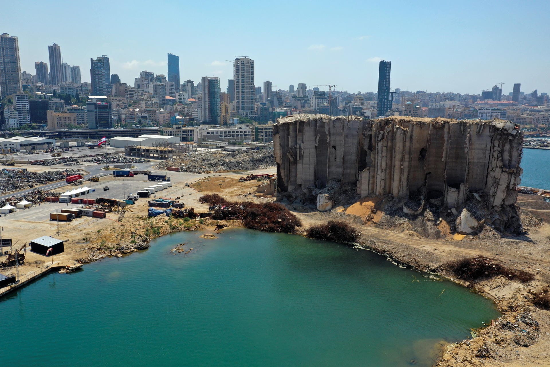 Blick auf Beiruts Hafen am 2. August 2021: Die Folgen der Explosion vor einem Jahr sind immer noch deutlich sichtbar.