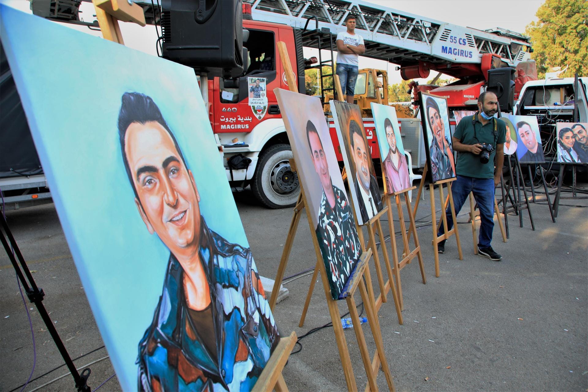 Eine Kunstausstellung zum Gedenken an den Tod von zehn Feuerwehrleuten: Im Beiruter Hafen werden am ersten Jahrestag der Explosion Porträts der Verstorbenen gezeigt.