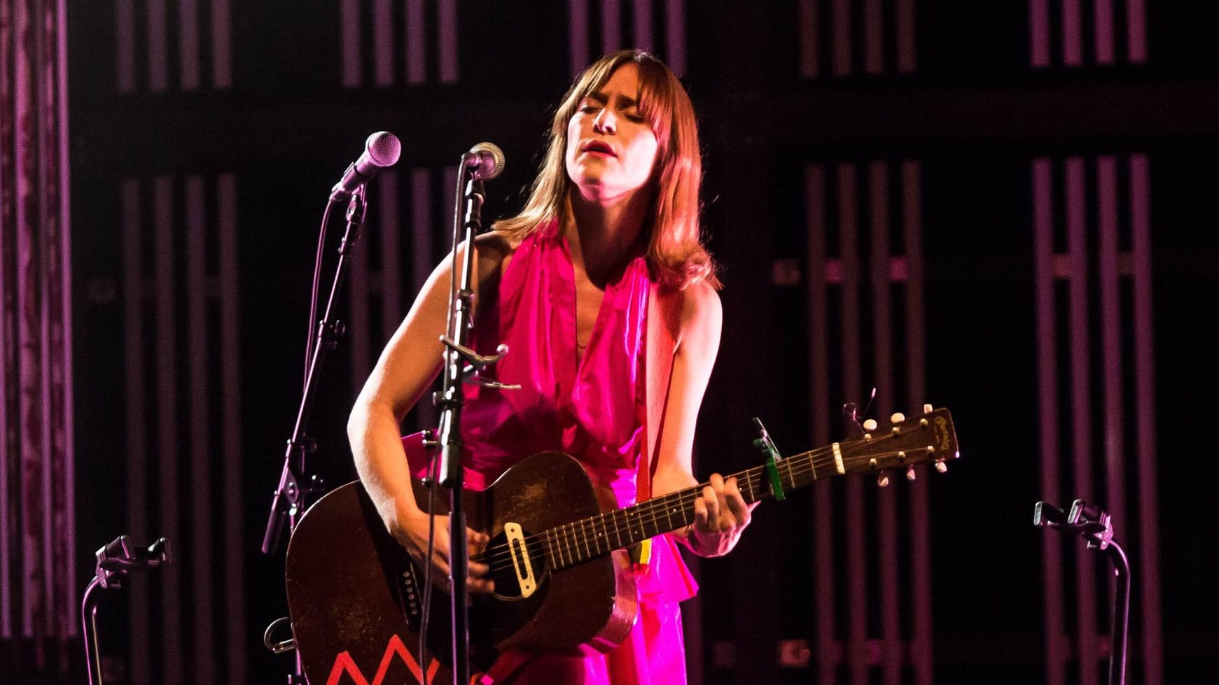 Leslie Feist bei einem Konzert (Archivbild): Bei dem Festival sollen neue Formen des Zusammenkommens erprobt werden. Leslie Feist bei einem Konzert (Archivbild): Bei dem Festival sollen neue Formen des Zusammenkommens erprobt werden.