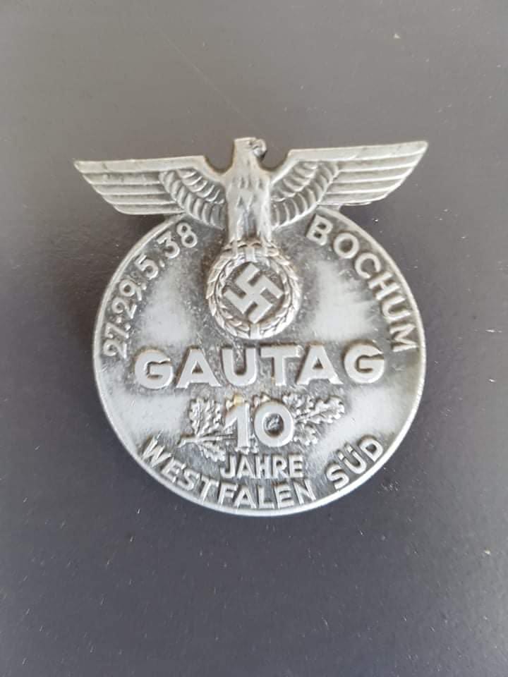 Eine Erinnerungsplakette für den Gautag 1938 in Bochum: Auch Orden und Ehrenzeichen wurden gefunden. Die Nazi-Objekte waren über 75 Jahre hinter einer Wand versteckt.