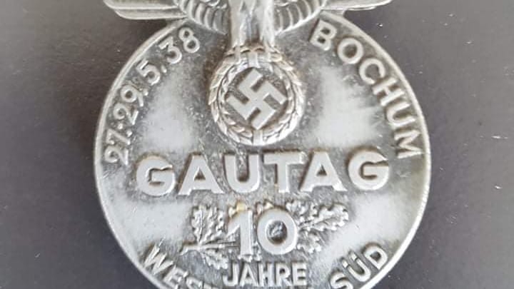 Eine Erinnerungsplakette für den Gautag 1938 in Bochum: Auch Orden und Ehrenzeichen wurden gefunden. Die Nazi-Objekte waren über 75 Jahre hinter einer Wand versteckt.