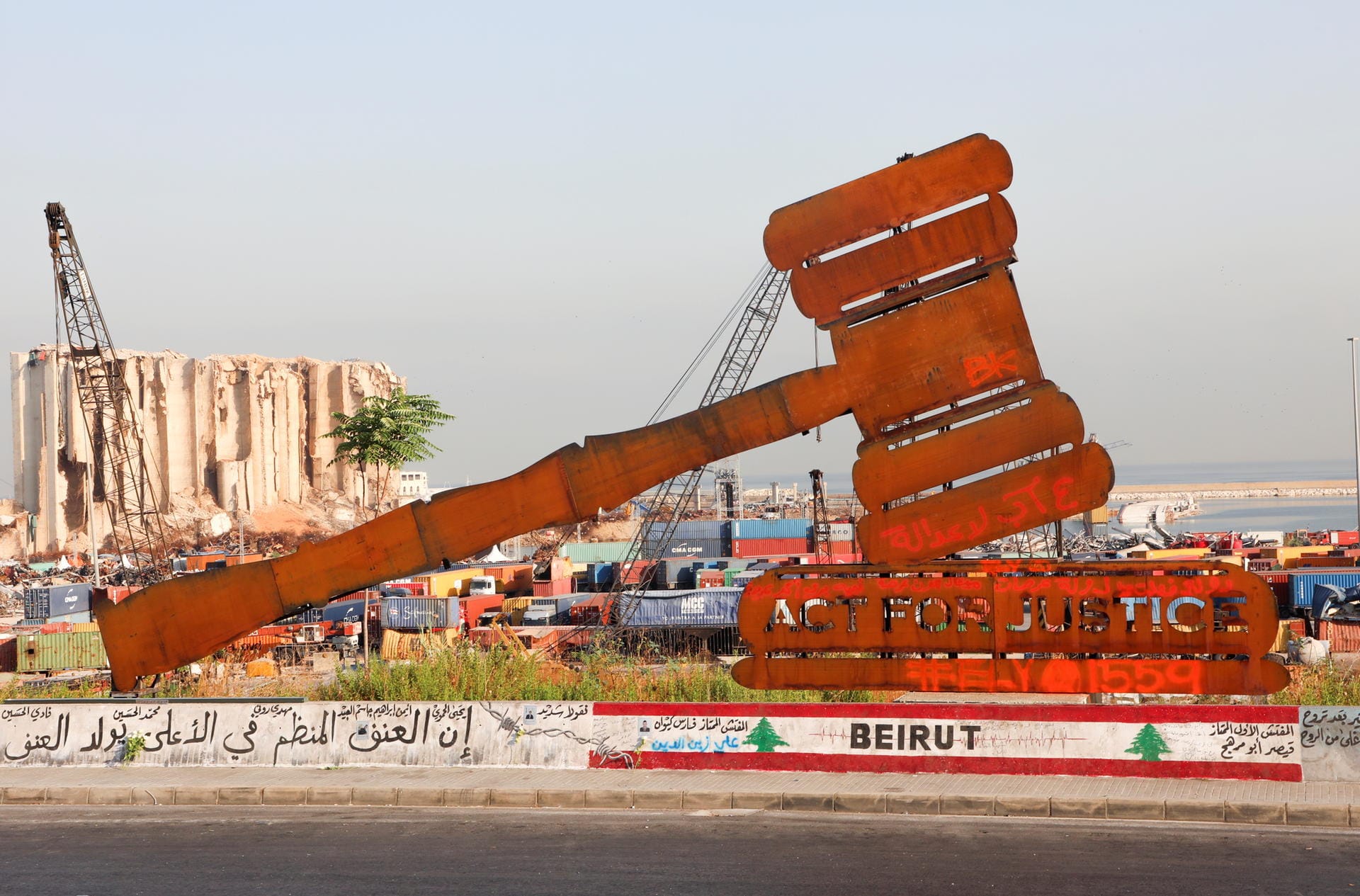 Ein Denkmal mit dem Symbol der Gerechtigkeit steht vor den Getreidesilos in Beirut: Die Opfer und Angehörige kämpfen immer noch um Gerechtigkeit und Wahrheit, sagte eine Sprecherin der Vereinten Nationen.