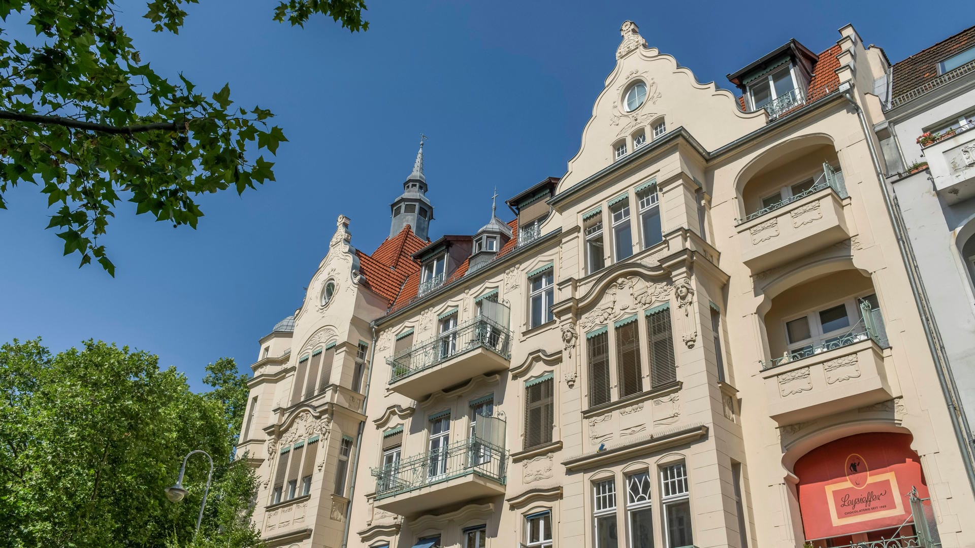 Ein Altbau in Berlin (Symbolbild): Wohnungen in Häusern wie diesem sind für viele Menschen unerschwinglich.