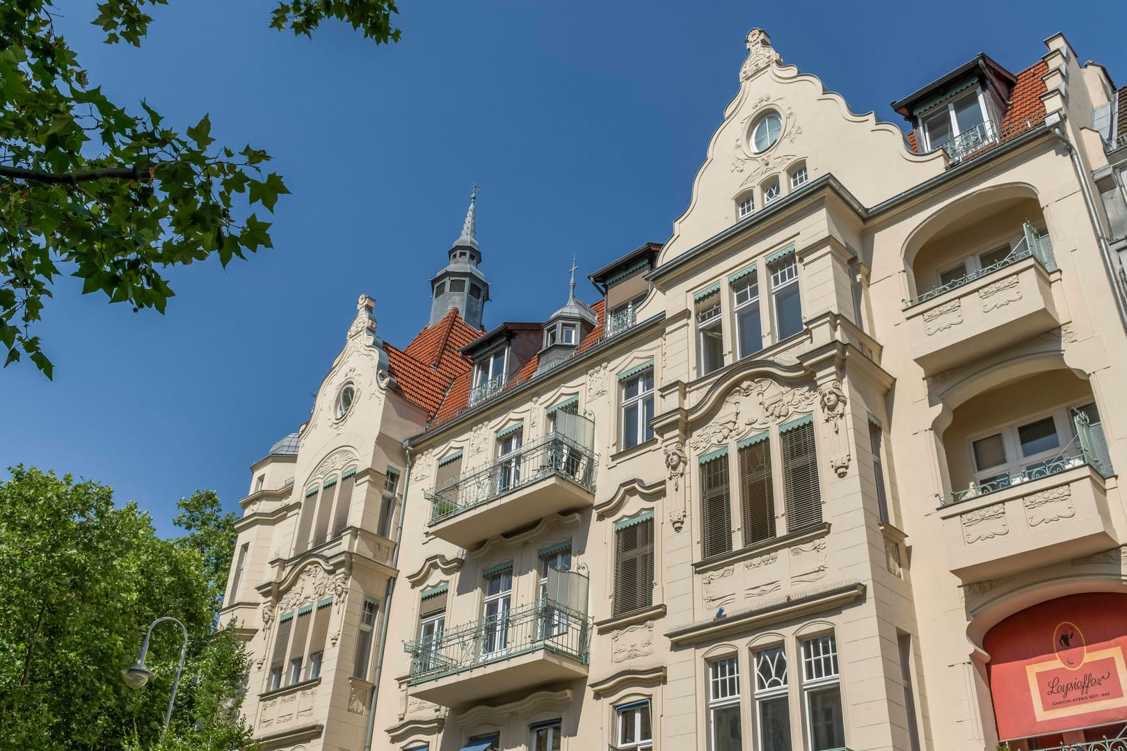 Ein Altbau in Berlin (Symbolbild): Wohnungen in Häusern wie diesem sind für viele Menschen unerschwinglich.