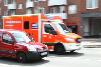 Ein Rettungswagen der Feuerwehr (Symbolbild): In Bremen wurde ein Autofahrer lebensgefährlich verletzt.