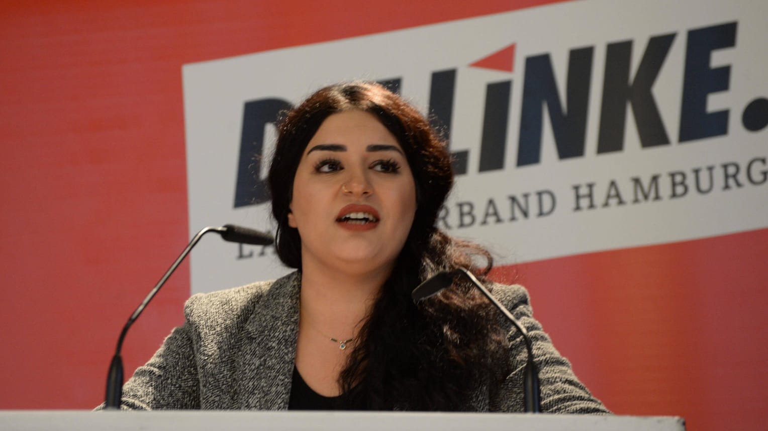 Cansu Özdemir im Gewerkschaftshaus Hamburg: Die Linken-Fraktionschefin wehrt sich mit einer Anzeige gegen ihre Festsetzung am Düsseldorfer Flughafen. Cansu Özdemir im Gewerkschaftshaus Hamburg: Die Linken-Fraktionschefin wehrt sich mit einer Anzeige gegen ihre Festsetzung am Düsseldorfer Flughafen.