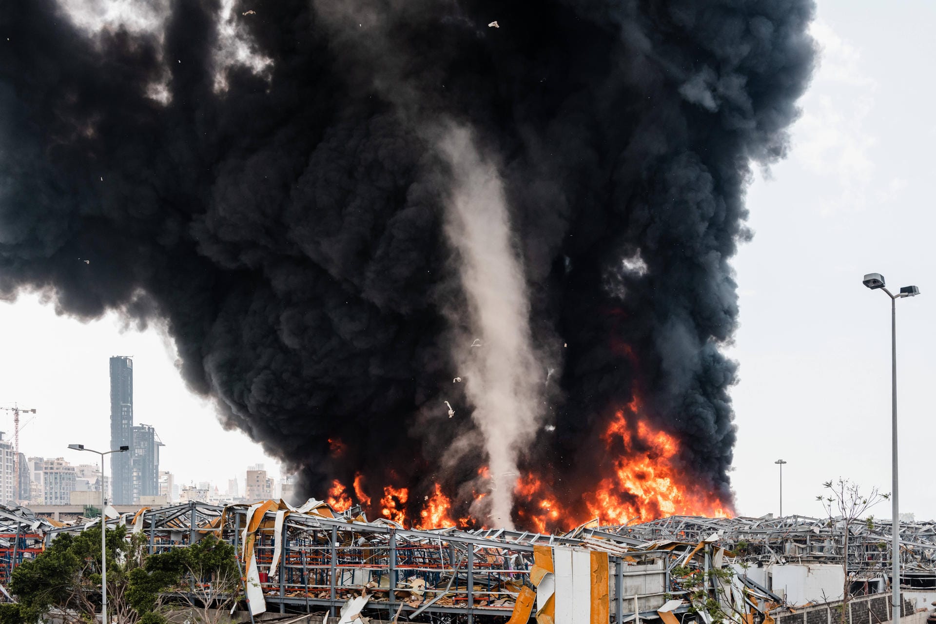 10. September 2020: Rund einen Monat nach der verheerenden Explosion brach ein weiteres Feuer im Hafen aus.