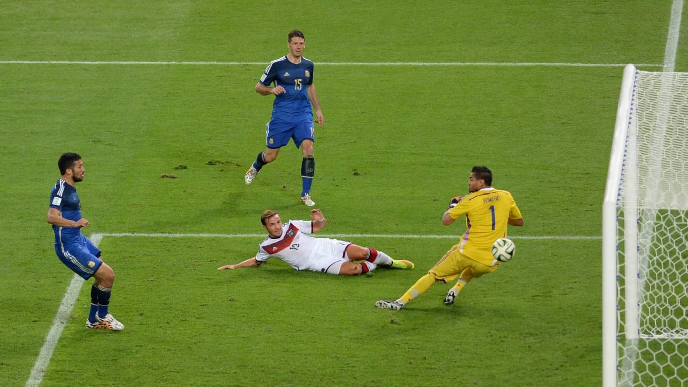 Die größte Szene seiner Karriere: Mario Götze trifft im WM-Finale in der Verlängerung zum Siegtreffer gegen Argentinien.