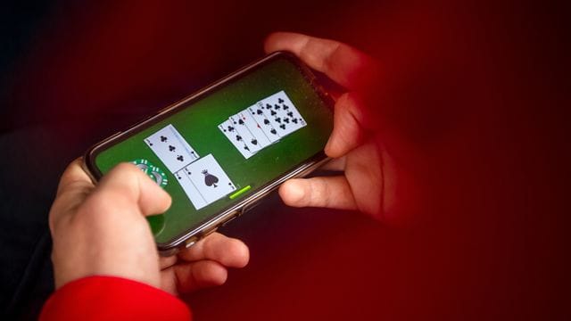 Laut einer Studie des Marktforschungsunternehmens GfK haben im vergangenen Corona-Jahr immer mehr Menschen in Deutschland auf ihrem Smartphone gespielt und dafür oft zusätzliches Geld ausgegeben. Laut einer Studie des Marktforschungsunternehmens GfK haben im vergangenen Corona-Jahr immer mehr Menschen in Deutschland auf ihrem Smartphone gespielt und dafür oft zusätzliches Geld ausgegeben.