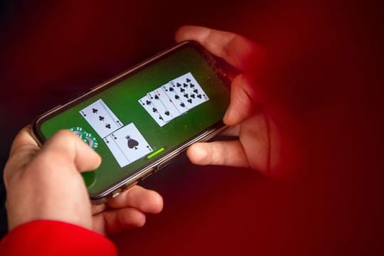 Laut einer Studie des Marktforschungsunternehmens GfK haben im vergangenen Corona-Jahr immer mehr Menschen in Deutschland auf ihrem Smartphone gespielt und dafür oft zusätzliches Geld ausgegeben.