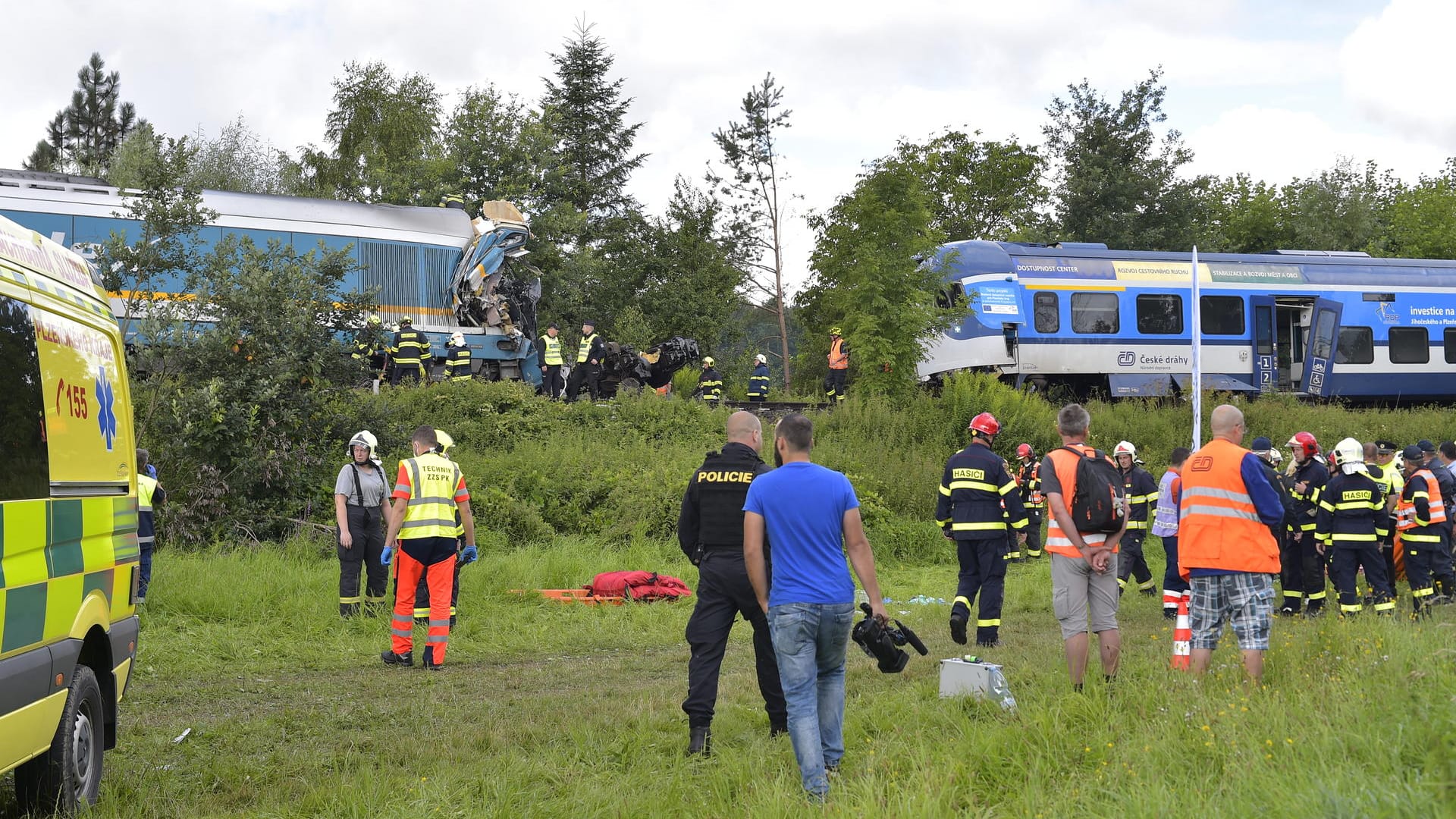 Zahlreiche Einsatzkräfte vor Ort: Der eine Zug kam aus München und war auf dem Weg nach Prag.