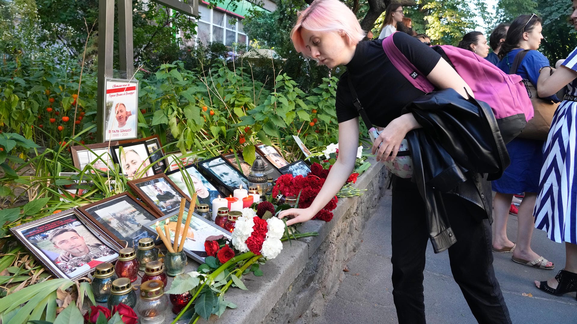 Gedenken an Witali Schischow vor der belarussischen Botschaft in Kiew: "Lukaschenko hat seine Macht mit eiserner Faust wiederhergestellt". Gedenken an Witali Schischow vor der belarussischen Botschaft in Kiew: "Lukaschenko hat seine Macht mit eiserner Faust wiederhergestellt".