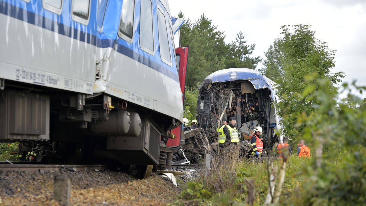 Die Führerstände der Lokomotive und des Triebwagens wurden völlig zerstört und tief eingedrückt.