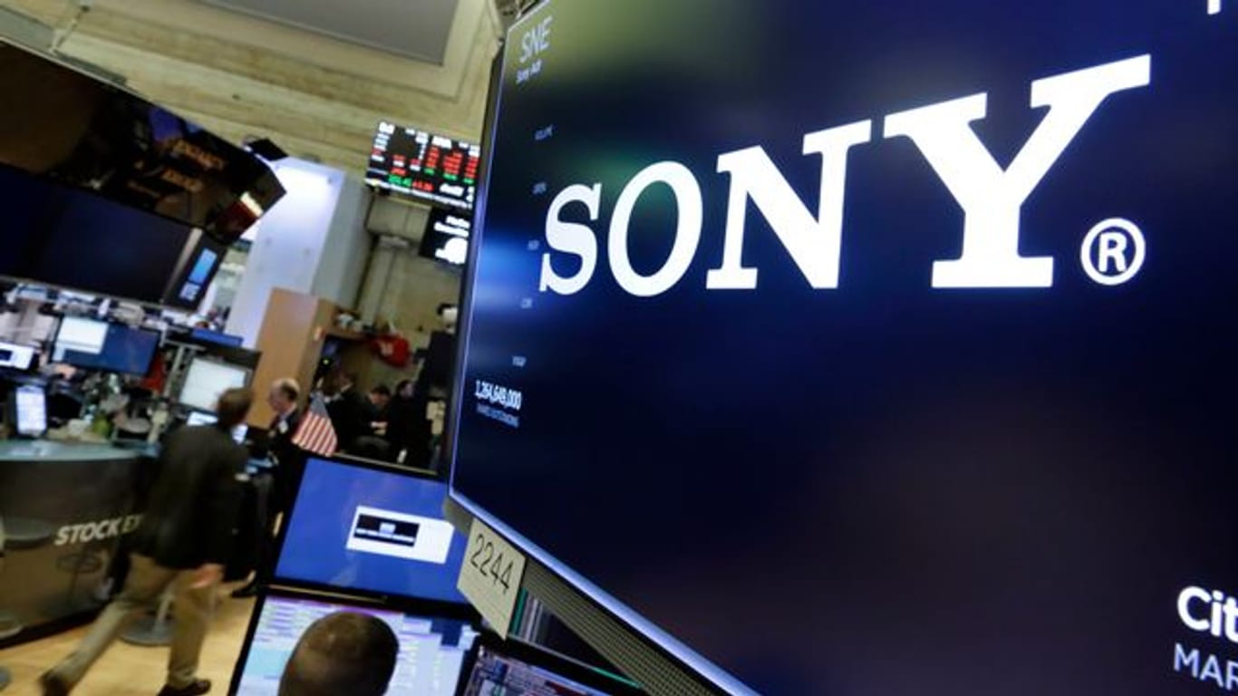 Das Logo von Sony ist auf dem Börsenparkett der New York Stock Exchange auf einem Bildschirm zu sehen.
