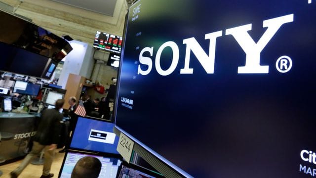 Das Logo von Sony ist auf dem Börsenparkett der New York Stock Exchange auf einem Bildschirm zu sehen. Das Logo von Sony ist auf dem Börsenparkett der New York Stock Exchange auf einem Bildschirm zu sehen.