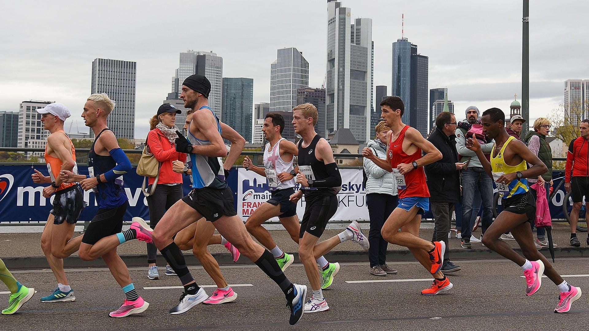 Teilnehmer des Frankfurt Marathon des Jahres 2019 vor der Frankfurter Skyline (Symbolbild): Auch dieses Jahr werden Läufer und Zuschauer coronabedingt enttäuscht. Teilnehmer des Frankfurt Marathon des Jahres 2019 vor der Frankfurter Skyline (Symbolbild): Auch dieses Jahr werden Läufer und Zuschauer coronabedingt enttäuscht.