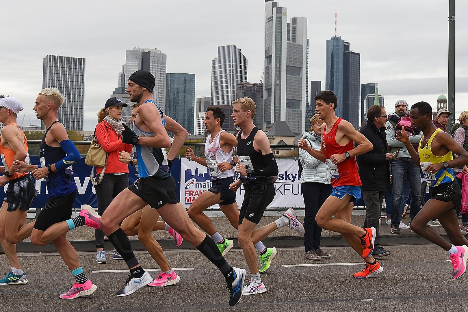 Teilnehmer des Frankfurt Marathon des Jahres 2019 vor der Frankfurter Skyline (Symbolbild): Auch dieses Jahr werden Läufer und Zuschauer coronabedingt enttäuscht.