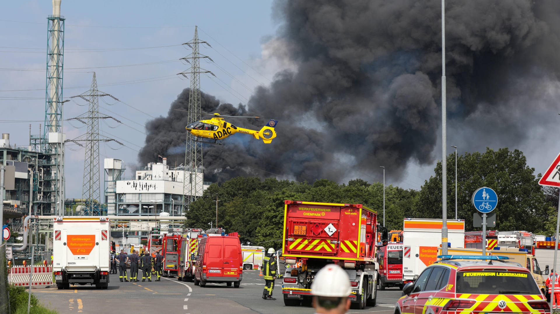 Großeinsatz in Leverkusen: Vor einer Woche kam es in einem Chemiepark zu einer heftigen Explosion. Großeinsatz in Leverkusen: Vor einer Woche kam es in einem Chemiepark zu einer heftigen Explosion.