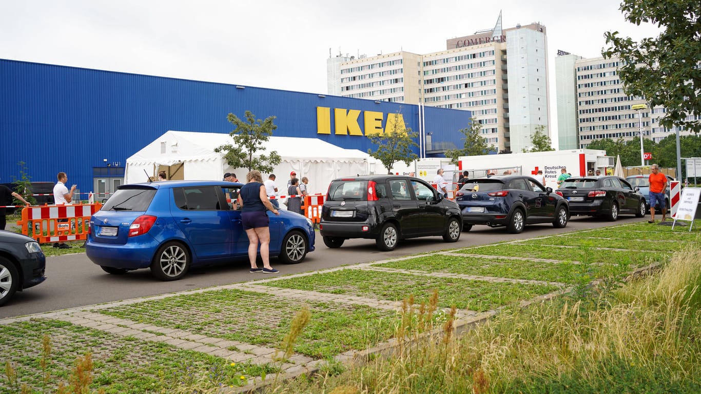 Eröffnung des ersten Berliner Corona-Impf-Drivein auf dem Ikea-Parkplatz Lichtenberg: Ab Mittwoch eröffnen zwei weitere Ikea-Filialen ihre Impfstation.