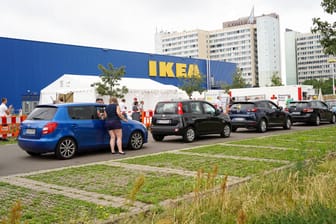 Eröffnung des ersten Berliner Corona-Impf-Drivein auf dem Ikea-Parkplatz Lichtenberg: Ab Mittwoch eröffnen zwei weitere Ikea-Filialen ihre Impfstation.