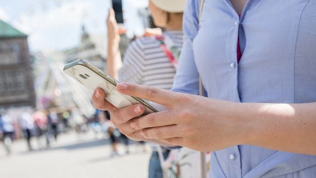 Das Smartphone war schon vor der Pandemie ein beliebter Reisebegleiter, doch nun sind neue Funktionen für die meisten unverzichtbar. Das Smartphone war schon vor der Pandemie ein beliebter Reisebegleiter, doch nun sind neue Funktionen für die meisten unverzichtbar.