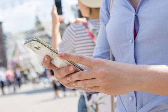 Das Smartphone war schon vor der Pandemie ein beliebter Reisebegleiter, doch nun sind neue Funktionen für die meisten unverzichtbar.