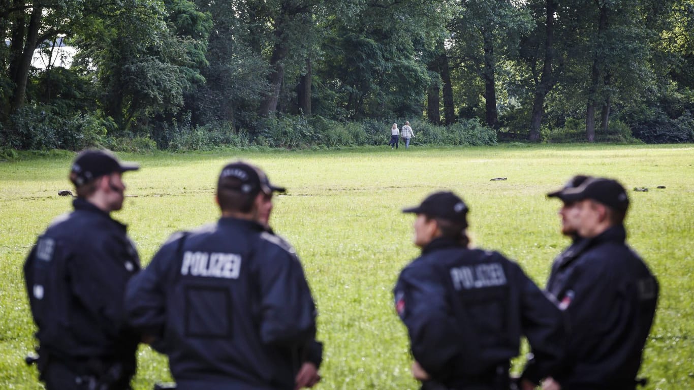 Polizei in einem Hamburger Park (Symbobild): Einer der mutmaßlichen Drogenhändler muss sich nun einem Haftrichter stellen.