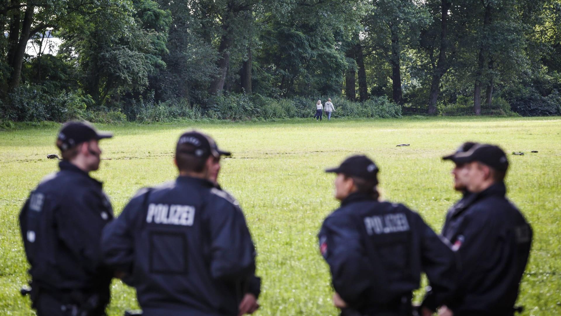 Polizei in einem Hamburger Park (Symbobild): Einer der mutmaßlichen Drogenhändler muss sich nun einem Haftrichter stellen. Polizei in einem Hamburger Park (Symbobild): Einer der mutmaßlichen Drogenhändler muss sich nun einem Haftrichter stellen.