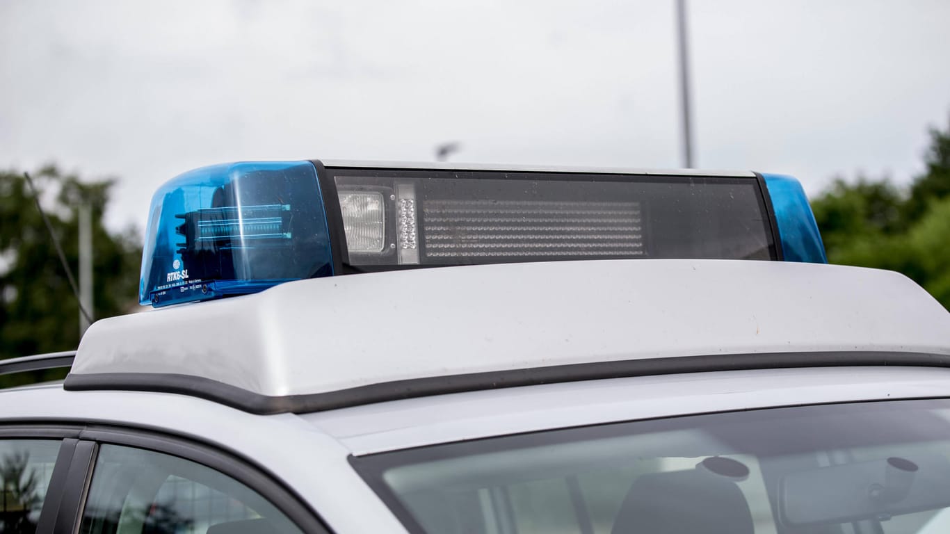 Blaulicht auf einem Fahrzeug der Polizei (Symbolbild): Die Polizei sucht nach dem Mann.