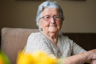 Ältere Frau (Symbolbild): Die Rentenbezugsdauer steigt an.
