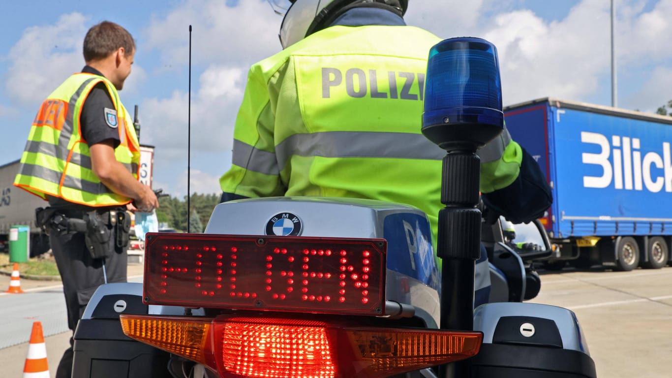 Beamte kontrollieren auf einem Parkplatz Fahrzeuge (Symbolbild): In Frankfurt-Eschersheim ist der Polizei dabei ein 46-Jähriger mit ungünstiger Fracht ins Netz gegangen.