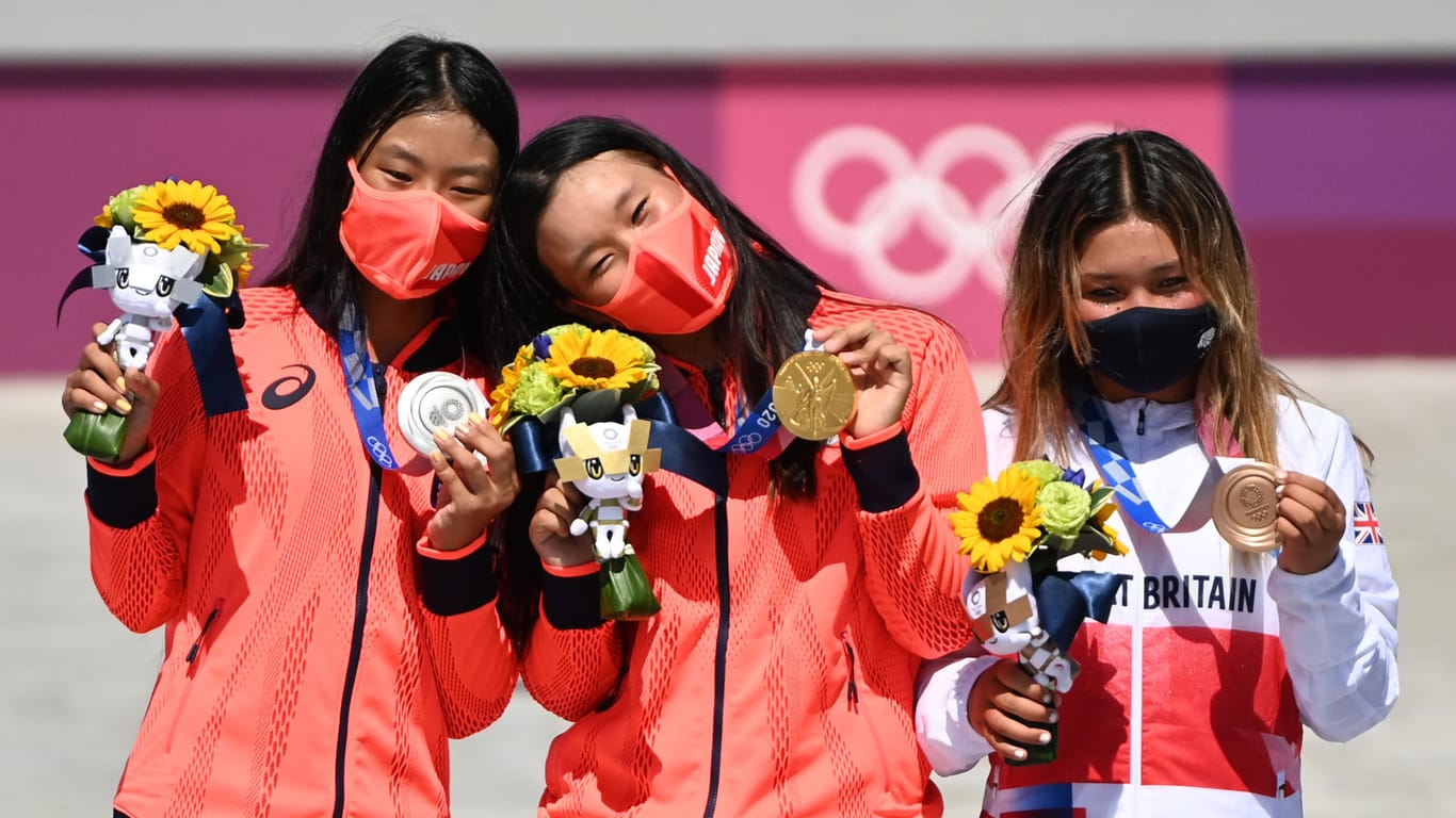 Das olympische Podium in der Disziplin Skateboard Park: Kokona Hiraki (v. l.), Sakura Yosozumi und Sky Brown.