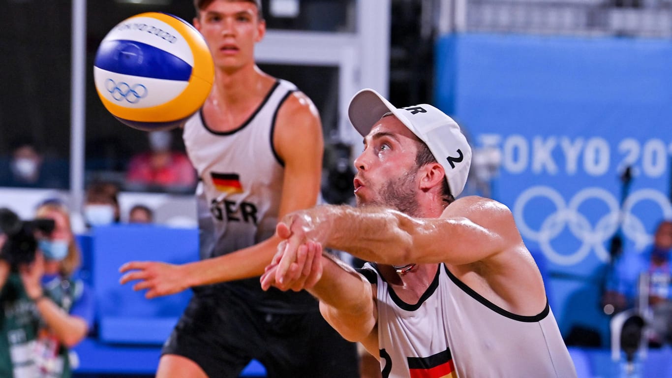 Julius Thole (v.) und Clemens Wickler: Die deutschen Beachvolleyballer mussten sich im Viertelfinale gegen das russische Duo Wjatscheslaw Krasilnikow und Oleg Stojanowski beweisen.