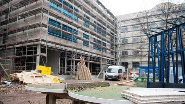 Eine Tischtennisplatte steht auf der Baustelle einer Schule (Symbolbild) 44 Schulen werden neu gebaut. Eine Tischtennisplatte steht auf der Baustelle einer Schule (Symbolbild) 44 Schulen werden neu gebaut.