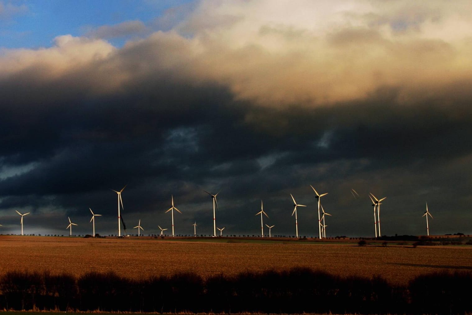 Windräder vor Schlechtwetterwolken: Die Bundestagswahl sei für den Klimaschutz von entscheidender Bedeutung, sagt die Geschäftsführerin der Klima-Allianz.