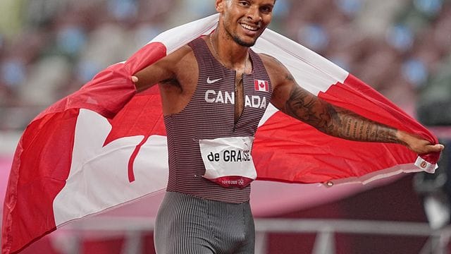 Der Kanadier Andre De Grasse jubelt im Ziel nach seinem Sieg über 200 Meter.