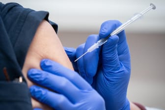 Impfung gegen das Corona-Virus: Forscher untersuchten für die neue Studie fast 100.000 Proben englischer Studien-Teilnehmer.