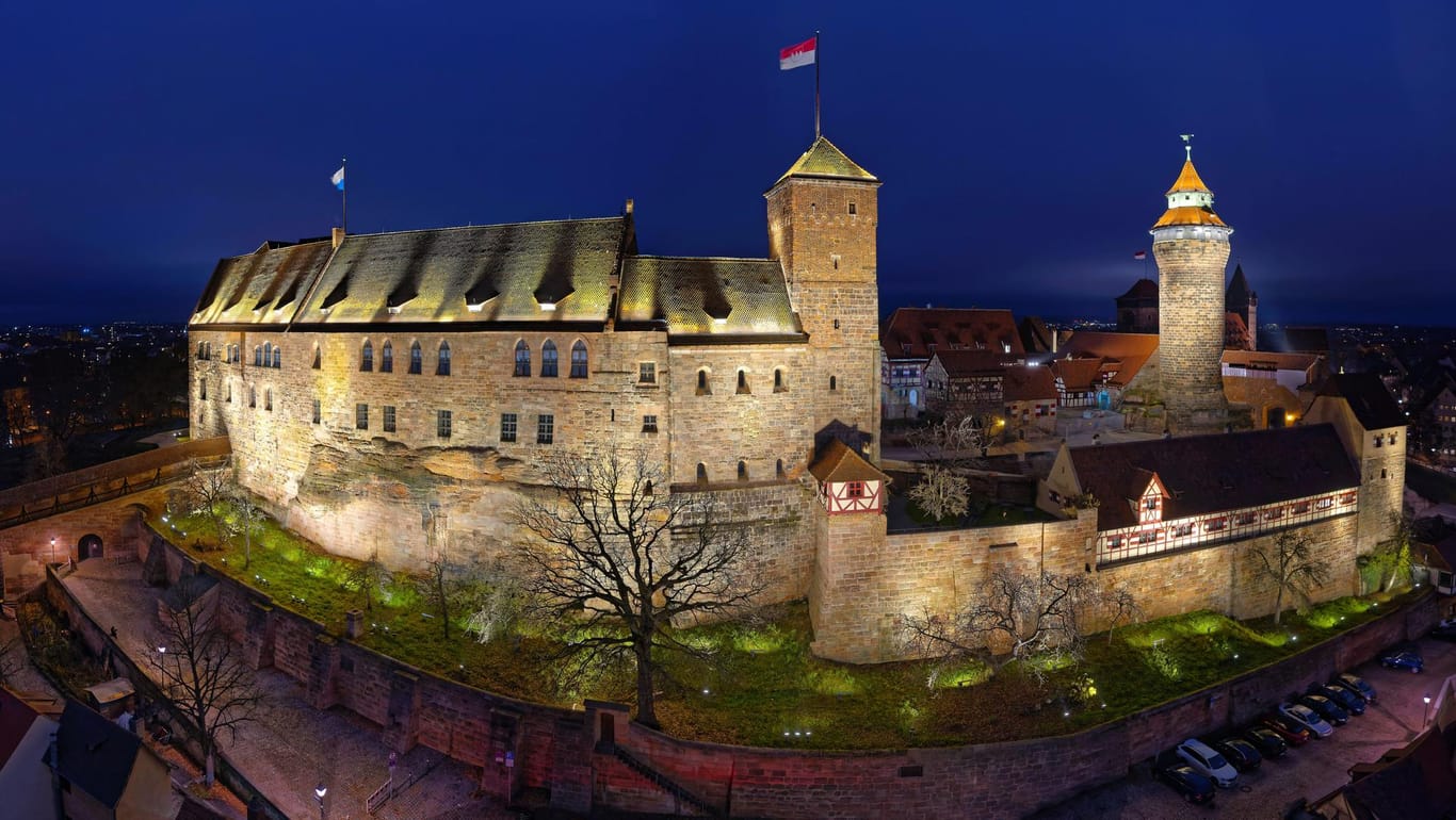 Die Kaiserburg bei Nacht (Archivbild): Die Flagge wurde heimlich vom Mast geholt und durch eine Regenbogenflagge ersetzt.