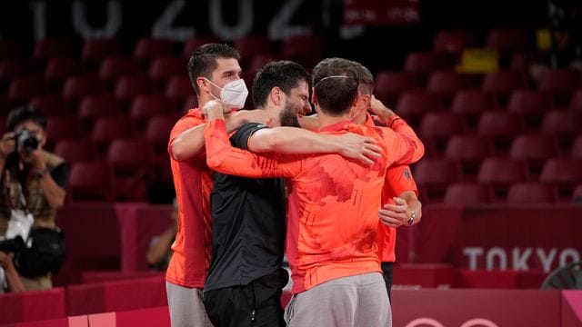 Die deutsche Mannschaft liegt sich nach dem gewonnenen Halbfinale in den Armen.