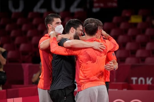 Die deutsche Mannschaft liegt sich nach dem gewonnenen Halbfinale in den Armen.